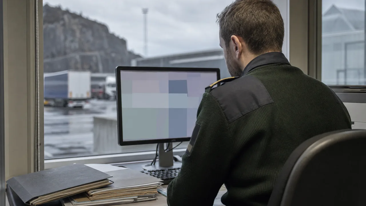 Logistikkmedarbeider deklarerer varer digitalt på en skjerm ved et norsk tollkontor.